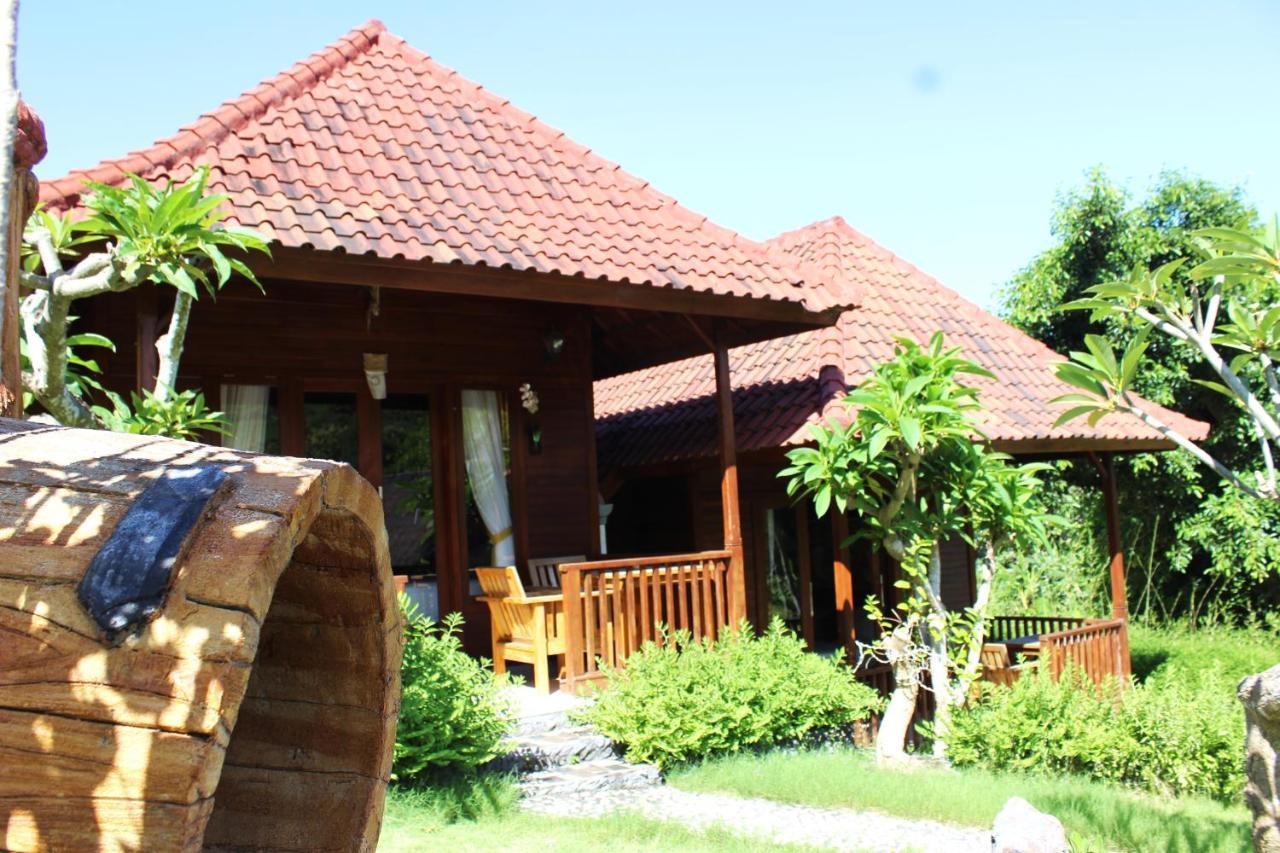 Bamboo Bungalows Batununggul Exterior foto